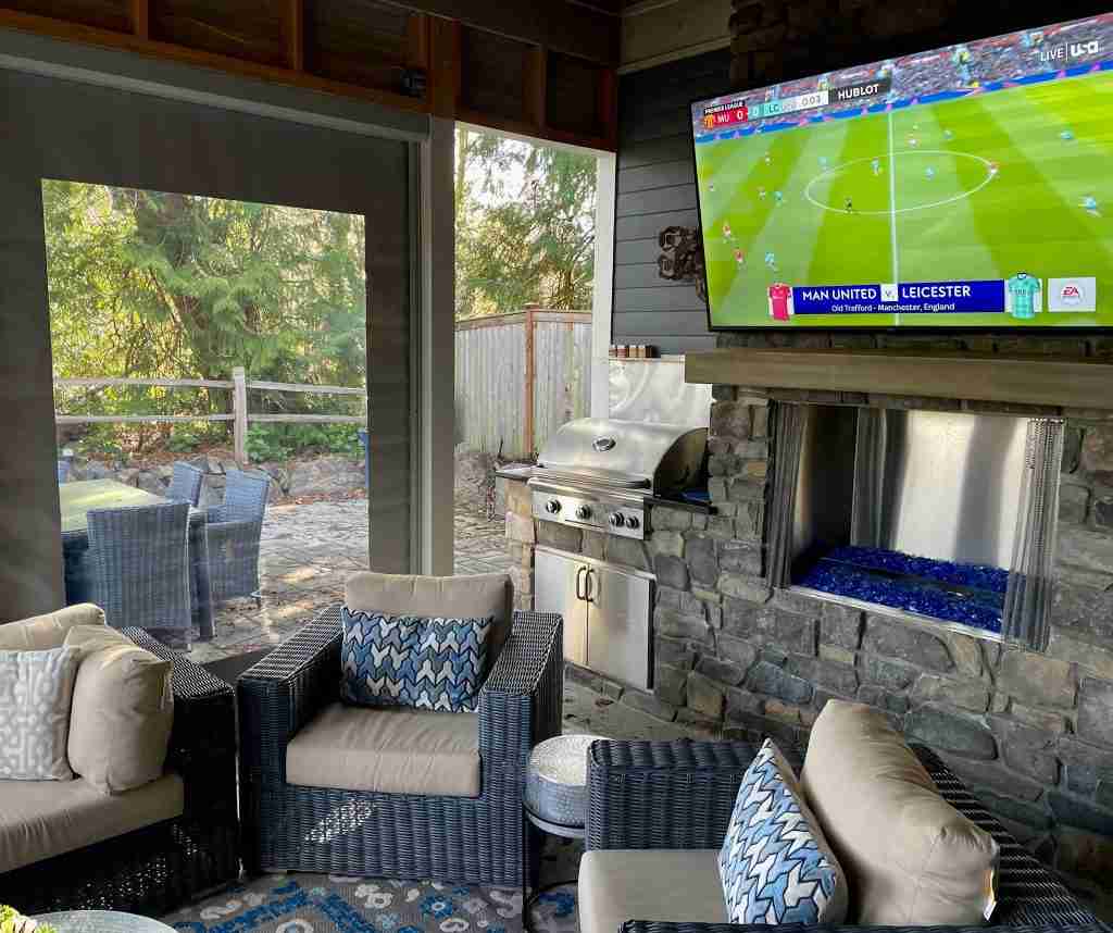 Outdoor room with TV 