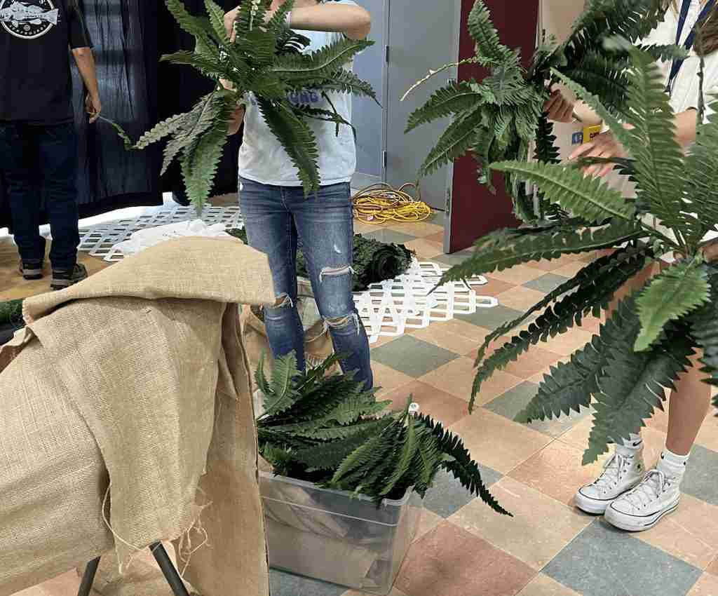 Making a palm tree with burlap and ferns