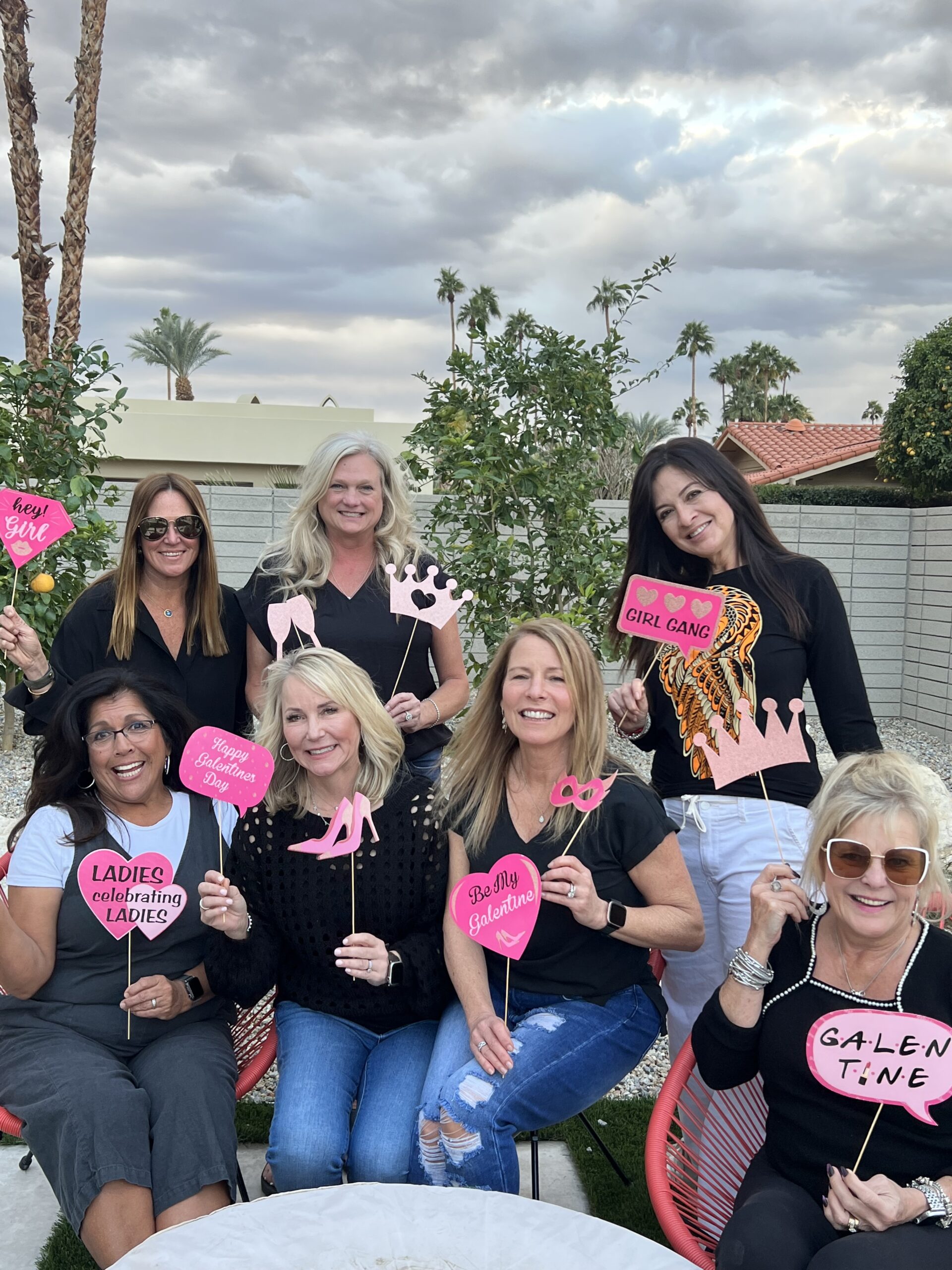 Galentine's DAY - BUNCH OF GIRLS WITH FUN SIGNS