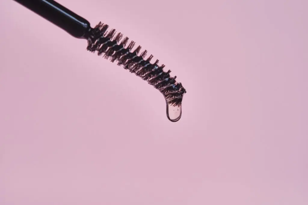 Cosmetic oil for the growth of eyebrows and eyelashes with a brush.