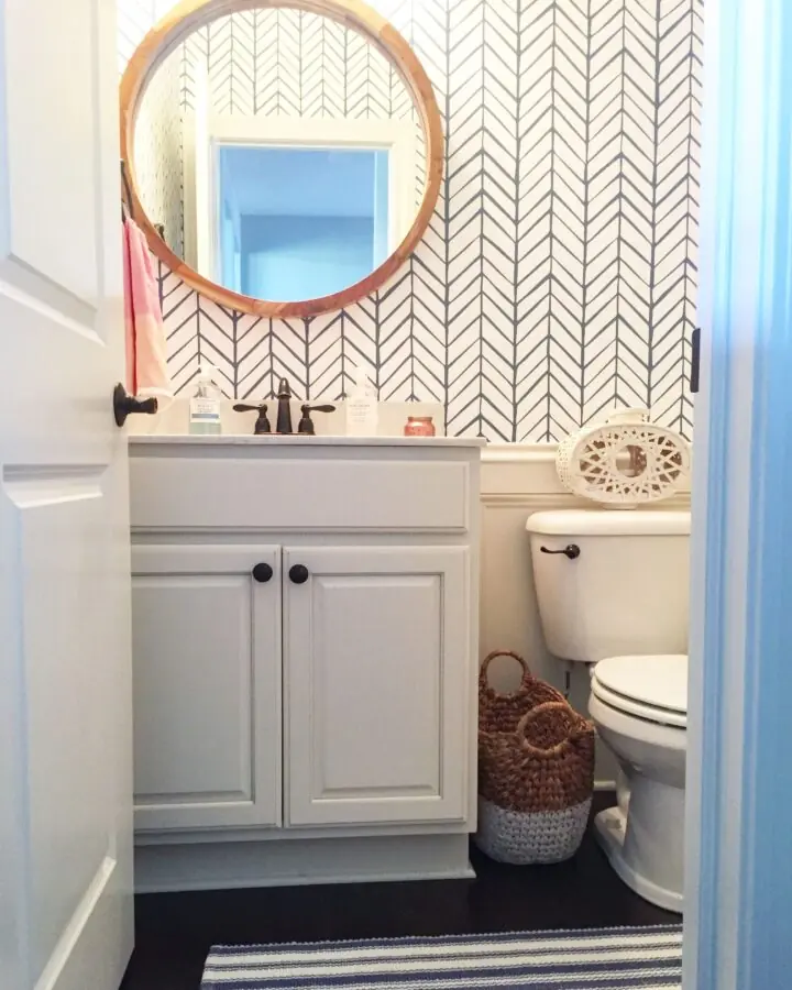 Serene and Lilly Wallpaper feather design